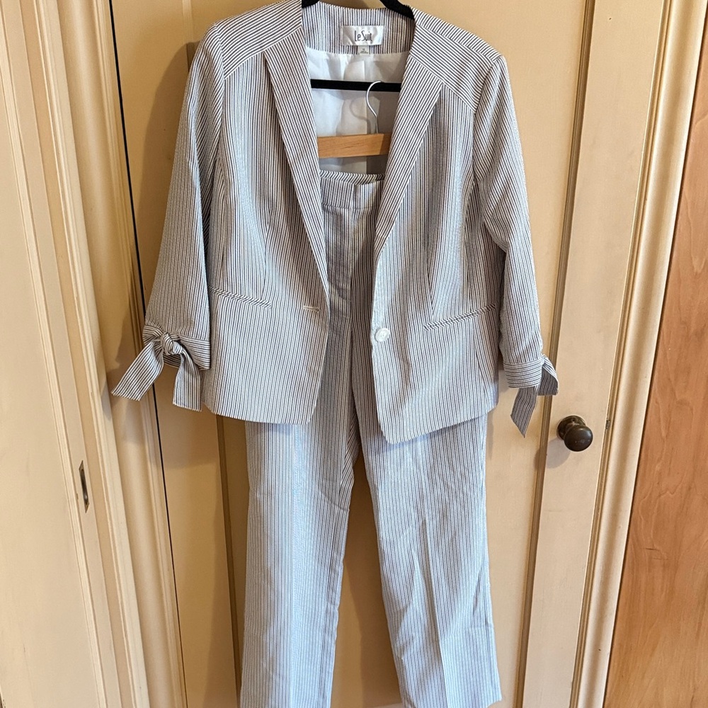 Le Suit Gray Striped Women's Blazer and Pants Set